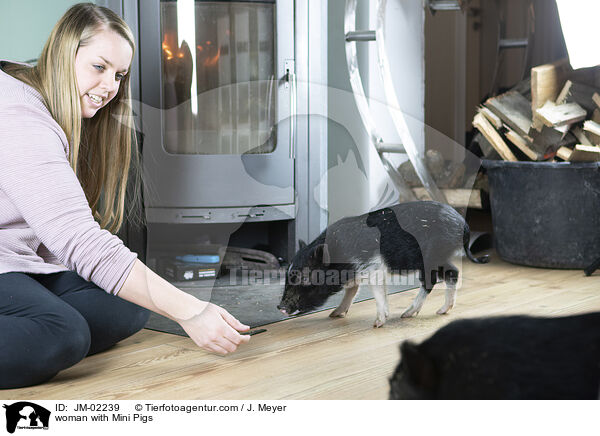 Frau mit Minischweinen / woman with Mini Pigs / JM-02239