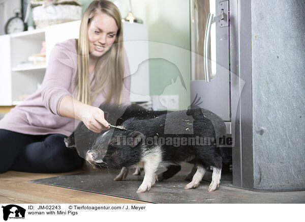 Frau mit Minischweinen / woman with Mini Pigs / JM-02243