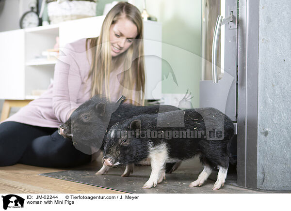 Frau mit Minischweinen / woman with Mini Pigs / JM-02244