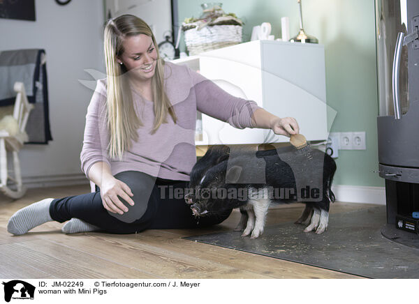 Frau mit Minischweinen / woman with Mini Pigs / JM-02249