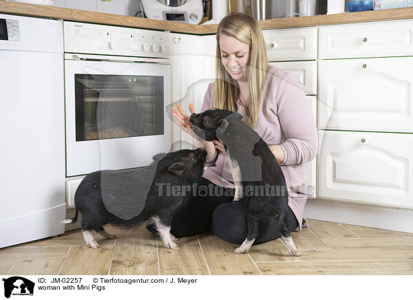 Frau mit Minischweinen / woman with Mini Pigs / JM-02257