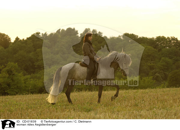 woman rides Aegidienberger / CD-01839