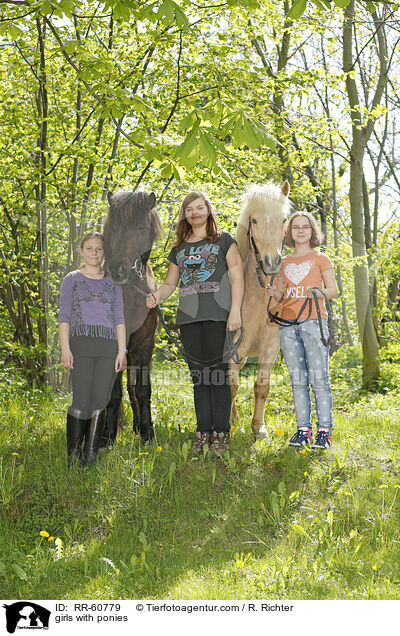 girls with ponies / RR-60779