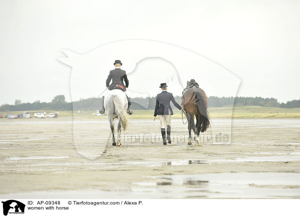 women with horse / AP-09348