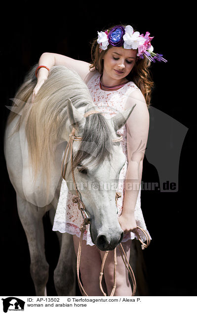 Frau und Araber / woman and arabian horse / AP-13502