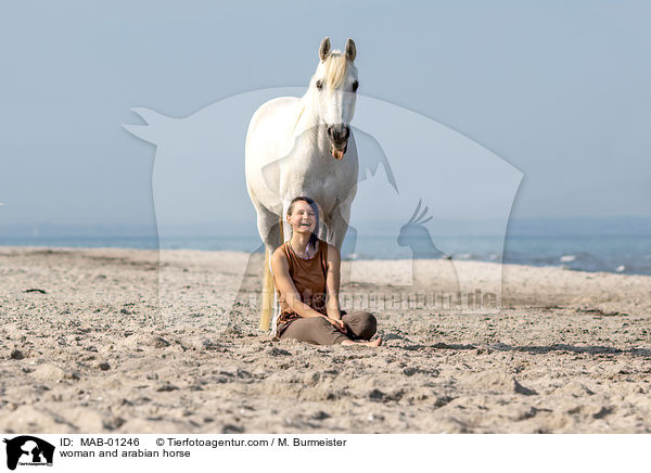 Frau und Araber / woman and arabian horse / MAB-01246