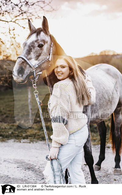 Frau und Araber / woman and arabian horse / LR-01384