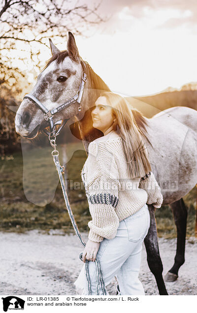 woman and arabian horse / LR-01385