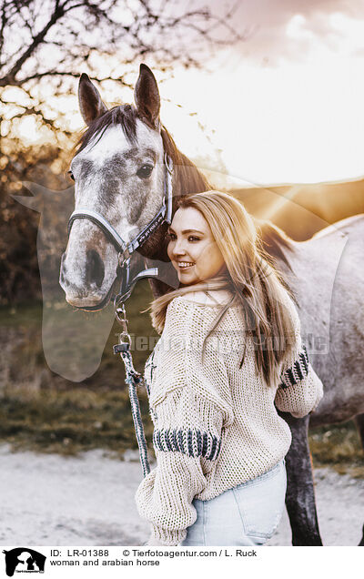 woman and arabian horse / LR-01388