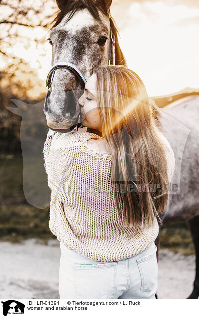 woman and arabian horse / LR-01391