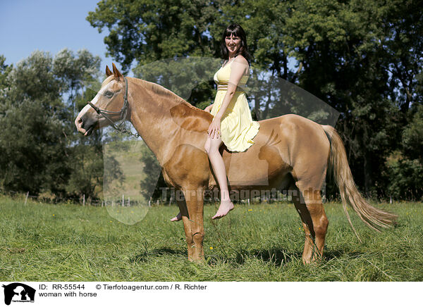 Frau mit Arabohaflinger / woman with horse / RR-55544