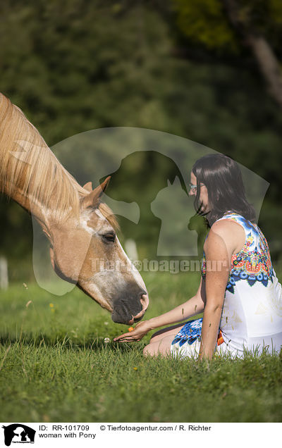 woman with Pony / RR-101709