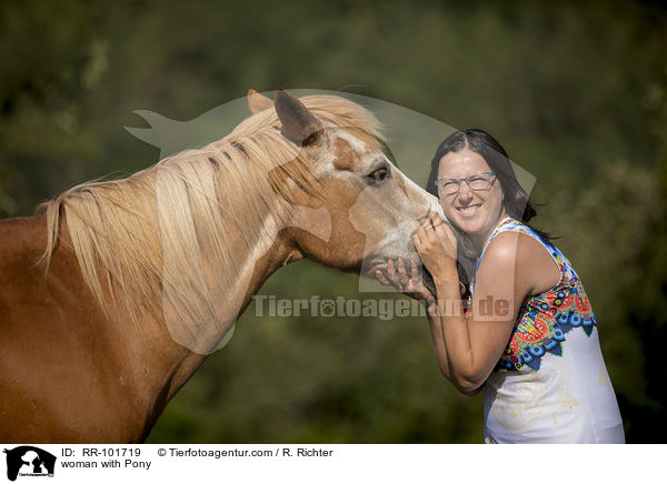 Frau mit Pony / woman with Pony / RR-101719