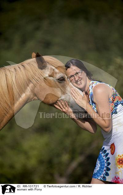 Frau mit Pony / woman with Pony / RR-101721