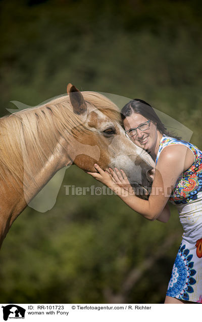 Frau mit Pony / woman with Pony / RR-101723