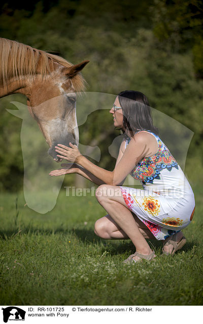 Frau mit Pony / woman with Pony / RR-101725