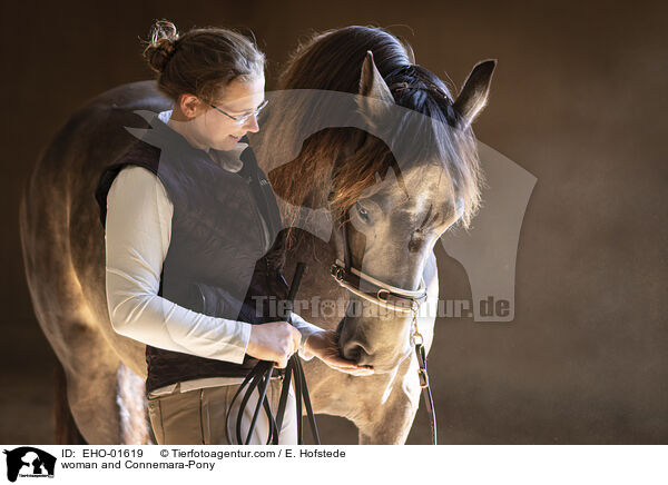 Frau und Connemara-Pony / woman and Connemara-Pony / EHO-01619