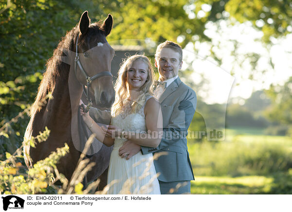 Paar und Connemara / couple and Connemara Pony / EHO-02011