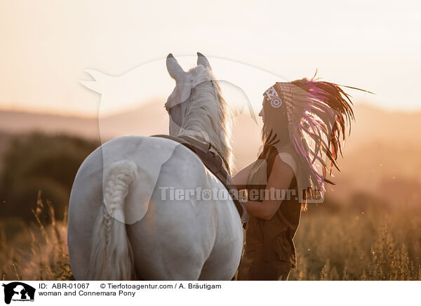 Frau und Connemara-Pony / woman and Connemara Pony / ABR-01067