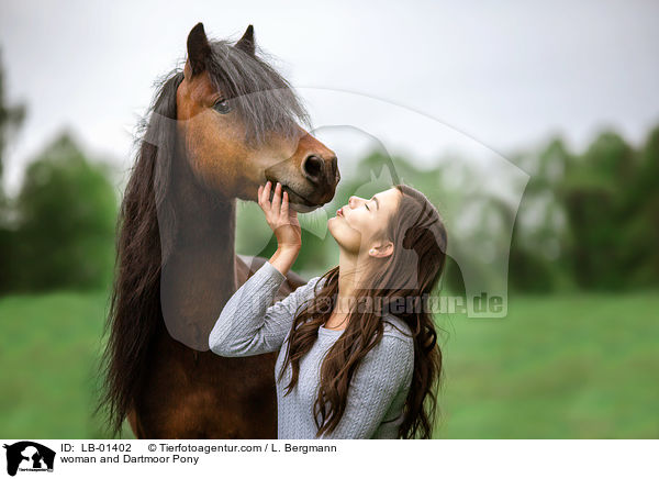 woman and Dartmoor Pony / LB-01402