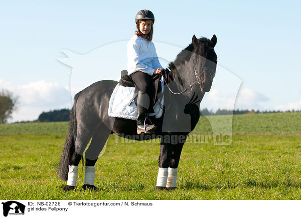 Mdchen reitet Fellpony / girl rides Fellpony / NS-02726