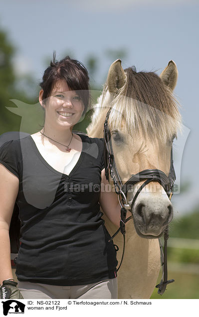 Frau und Fjordpferd / woman and Fjord / NS-02122