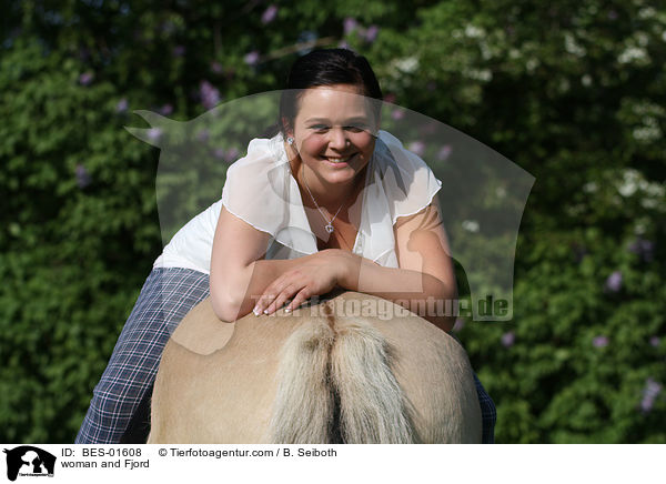 Frau mit Fjordpferd / woman and Fjord / BES-01608