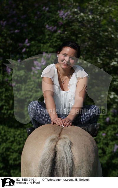 Frau mit Fjordpferd / woman and Fjord / BES-01611