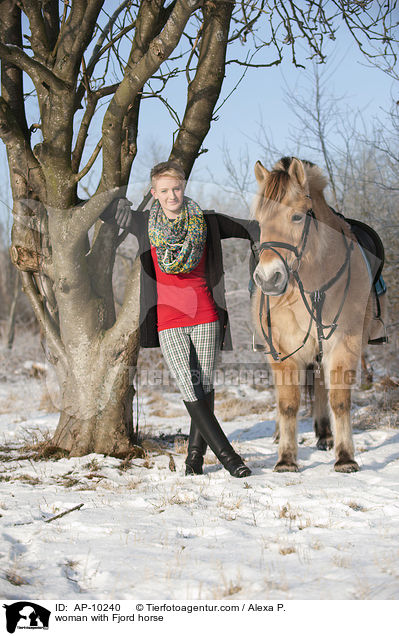 Frau mit Fjordpferd / woman with Fjord horse / AP-10240