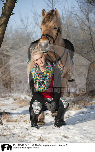 Frau mit Fjordpferd / woman with Fjord horse / AP-10242