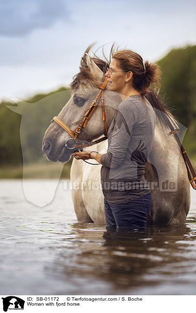Frau mit Fjordpferd / Woman with fjord horse / SB-01172