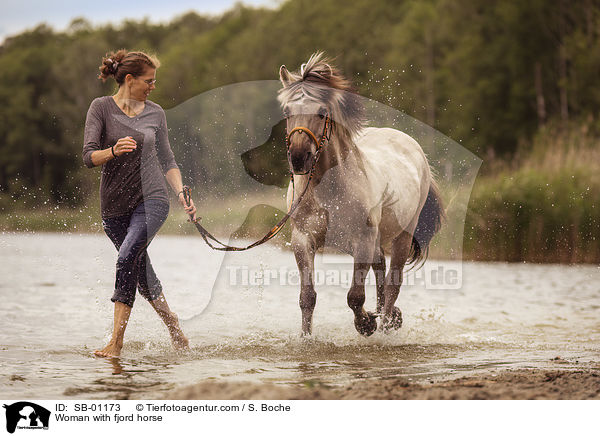 Frau mit Fjordpferd / Woman with fjord horse / SB-01173