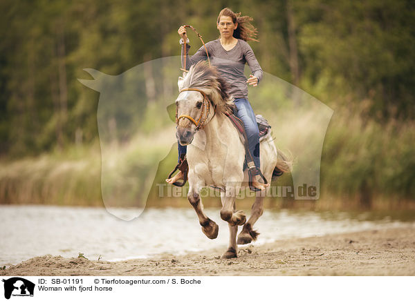 Frau mit Fjordpferd / Woman with fjord horse / SB-01191