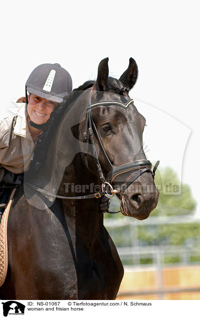 Frau mit Friesen / woman and frisian horse / NS-01067