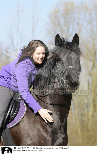 woman rides Friesian horse / AP-06171