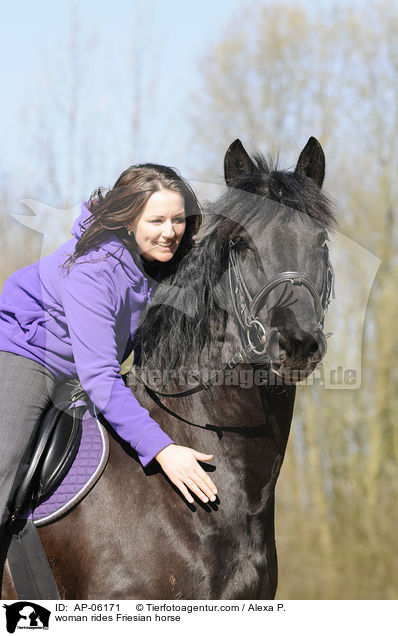 Frau reitet Friese / woman rides Friesian horse / AP-06171