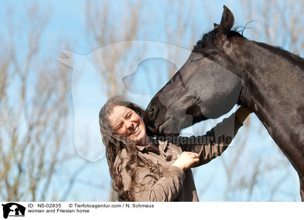 Frau und Friese / woman and Friesian horse / NS-02835