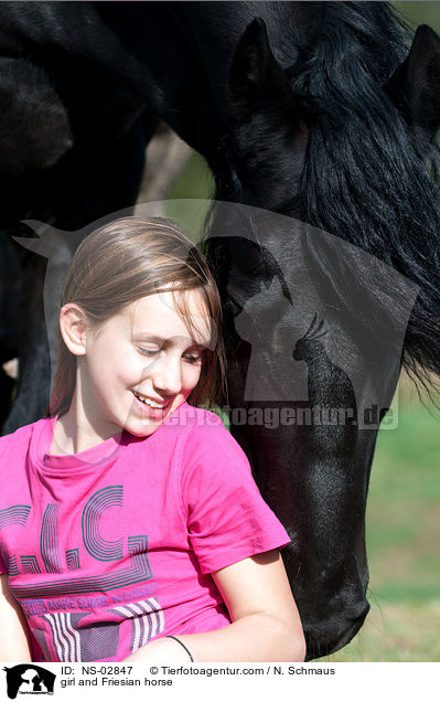 Mdchen und Friese / girl and Friesian horse / NS-02847