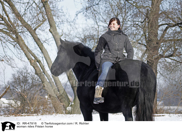 Frau reitet Friese / woman rides Frisian horse / RR-47816