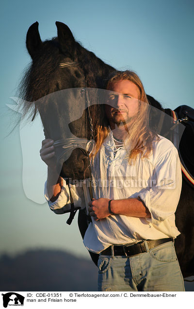 Mann und Friese / man and Frisian horse / CDE-01351