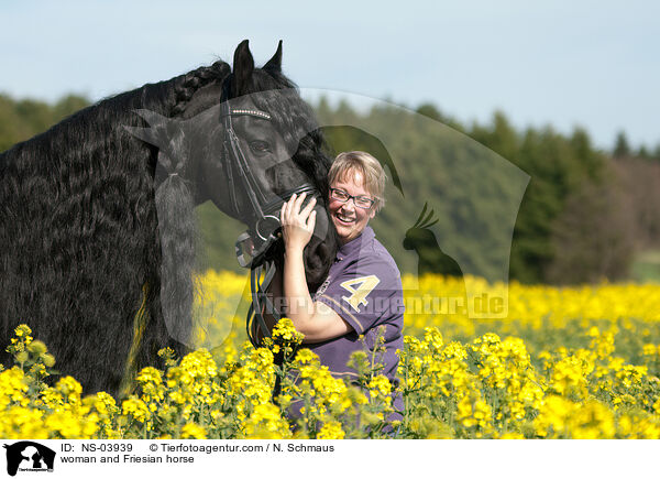 Frau und Friese / woman and Friesian horse / NS-03939