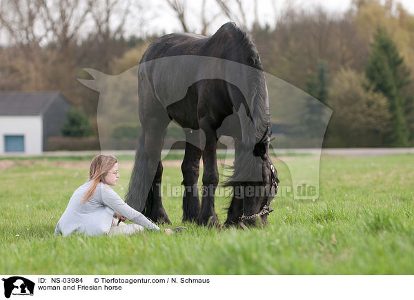 Frau und Friese / woman and Friesian horse / NS-03984