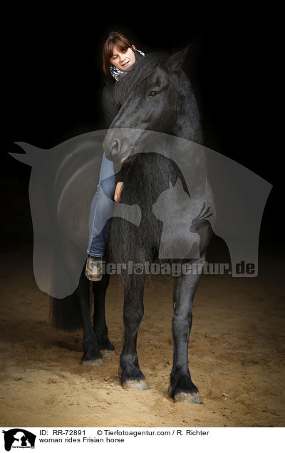 Frau reitet Friese / woman rides Frisian horse / RR-72891
