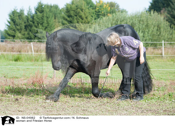 Frau und Friese / woman and Friesian Horse / NS-04982