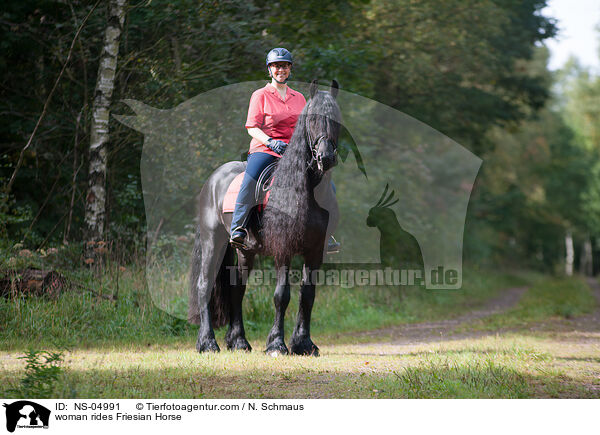 Frau reitet Friese / woman rides Friesian Horse / NS-04991