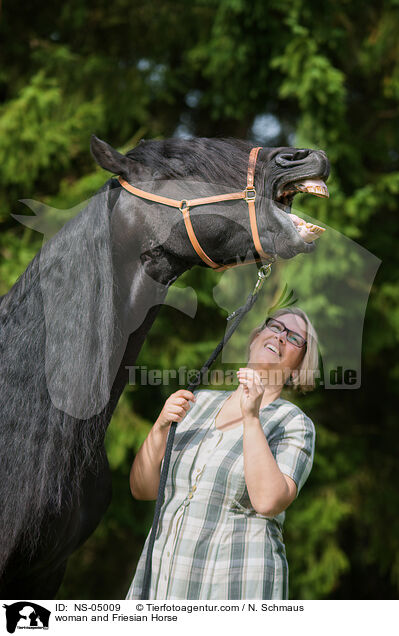 Frau und Friese / woman and Friesian Horse / NS-05009