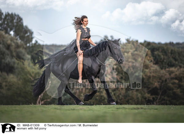 Frau mit Fellpony / woman with fell pony / MAB-01309