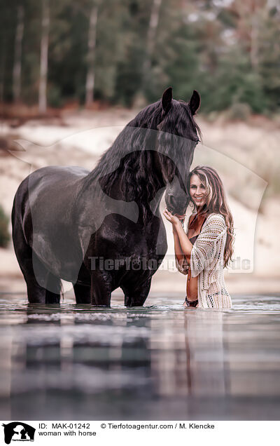 Frau mit Pferd / woman with horse / MAK-01242