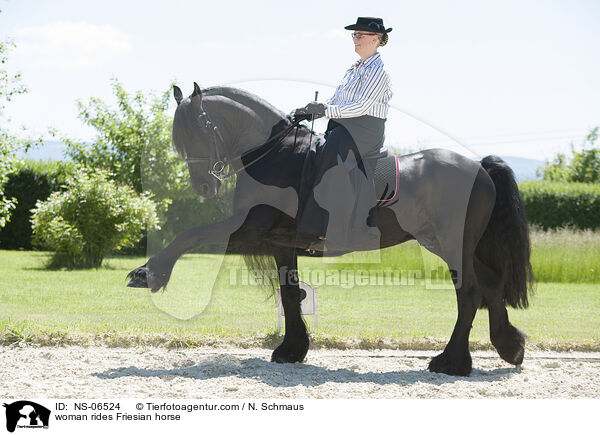 Frau reitet Friese / woman rides Friesian horse / NS-06524