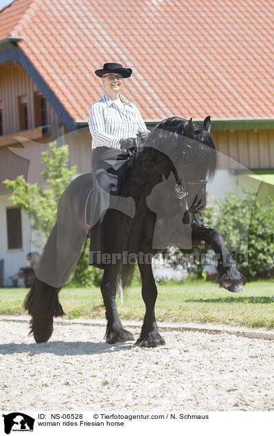 Frau reitet Friese / woman rides Friesian horse / NS-06528
